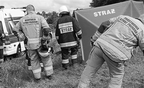 Archiwalna fotografia pierwszego składu strażaków z Brzustowa z wozem konnym i sikawką ręczną