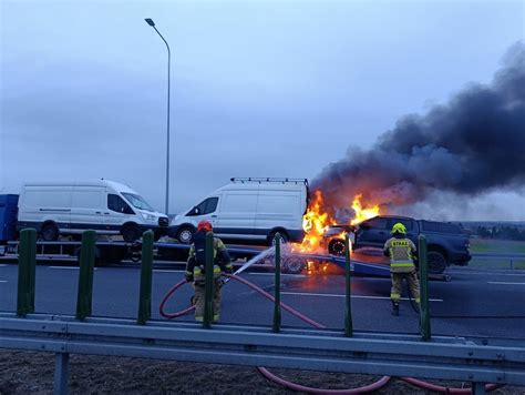 Strażacy gaszący pożar lawety na obwodnicy Augustowa