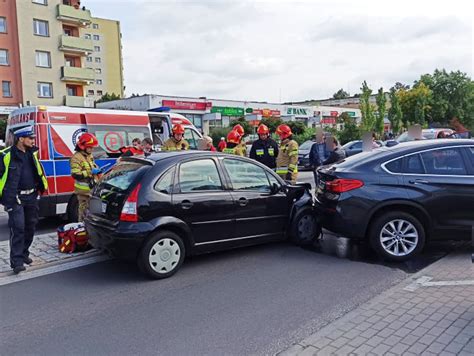 Spalony motocykl i samochód BMW po pożarze na ulicy Wojska Polskiego w Augustowie