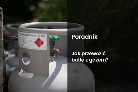 ilustracja przedstawiająca strażaka wynoszącego butle z gazem z płonącego domu