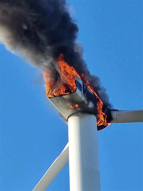 zdjęcie płonącej turbiny wiatrowej na dużej wysokości