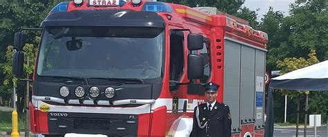 Nowy samochód pożarniczy Volvo przed remizą OSP Bądkowo Kościelne.