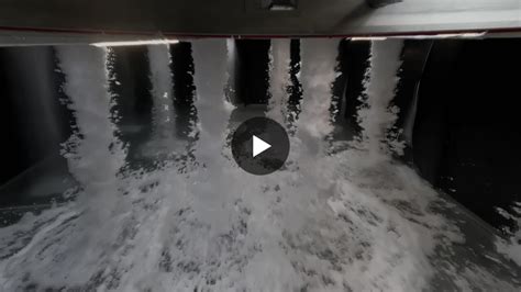 zdjęcie z eksperymentu gaszenia biodiesla pianą, ukazujące film wodny na powierzchni paliwa