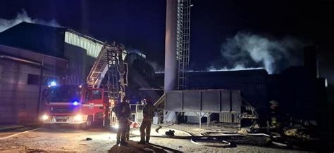 zdjęcie płonącej hali fabryki pelletu