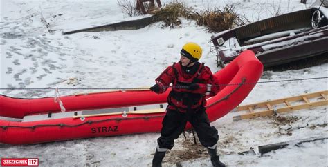 Ilustracja przedstawiająca strażaków-ochotników w specjalistycznych ubraniach ochronnych podczas akcji