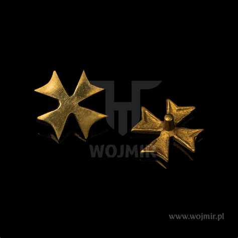 Ilustracja przedstawiająca symbolikę krzyża maltańskiego i płomieni w kontekście tatuażu strażackiego.