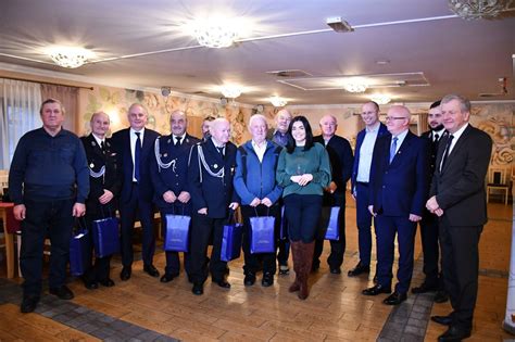 Zdjęcie medali lub uroczystości wręczenia odznaczeń strażakom OSP Cedry Wielkie