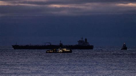 zdjęcie przedstawiające płonący tankowiec na morzu