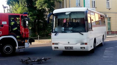 zdjęcie uszkodzonego autobusu po zderzeniu z blokiem mieszkalnym