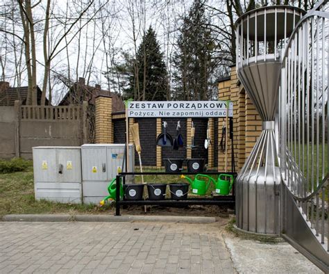 Młodzież OSP Szynych podczas prac porządkowych na cmentarzu menonickim