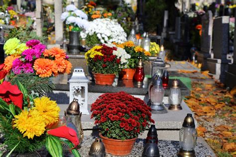 Zdjęcie miejsca tragedii w Koszalinie z widocznymi zniczami i kwiatami