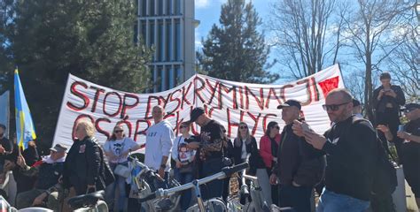 Zdjęcie z protestu mieszkańców w Pustkowie Osiedlu przeciwko planowanej inwestycji