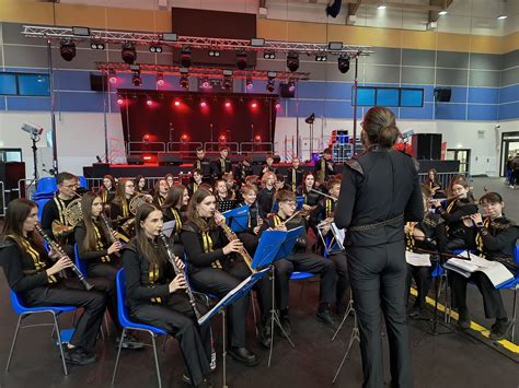 Młodzieżowa orkiestra dęta podczas koncertu z okazji Dnia Kobiet