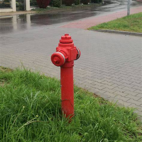 Zdjęcie hydrantu podziemnego i stojaka hydrantowego