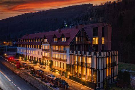 Zdjęcie hotelu w Szczyrku z widoczną ewakuacją lub strażakami na miejscu