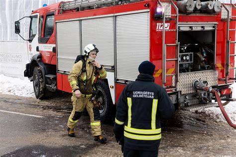 Zdjęcie Domu Salezjańskiego w Szczyrku lub strażaków podczas gaszenia pożaru
