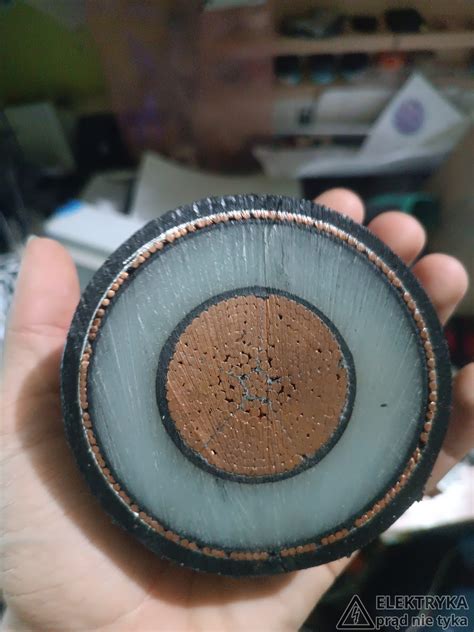 Zbliżenie na strukturę izolacji kabla ognioodpornego z widoczną warstwą ceramiczną