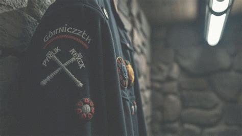 zbliżenie na emblematy i dystynkcje umieszczone na mundurze