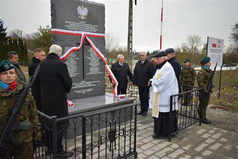 Zdjęcie z ceremonii odsłonięcia i poświęcenia pomnika św. Floriana