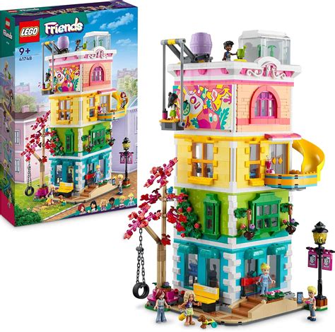 Zdjęcie minilaleczek Andrea, Emma i Olivia z zestawu LEGO Friends Dom Przyjaźni, bawiących się ze zwierzętami