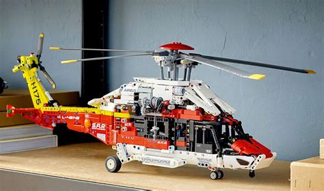 Rysunek techniczny lub zdjęcie zbudowanego helikoptera LEGO 60411 z naniesionymi wymiarami (wysokość, długość, szerokość)