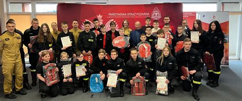 Uczestnicy XVI Gminnego Turnieju Wiedzy Pożarniczej „Młodzież zapobiega pożarom” w Blachowni.