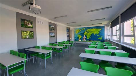 Przykładowa nowoczesna pracownia ekologiczna wyposażona w sprzęt dydaktyczny.