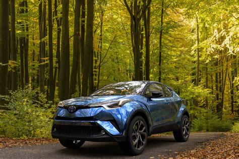 Nowoczesny samochód hybrydowy policyjny.