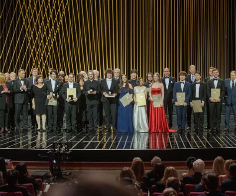 Zdjęcie przedstawiające laureatów konkursu literackiego i filmowego ze swoimi nagrodami