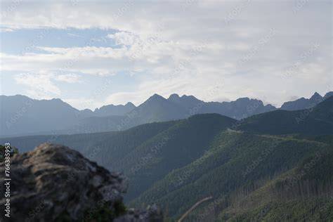 Widok na krajobraz Gminy Cisna z górami i lasami