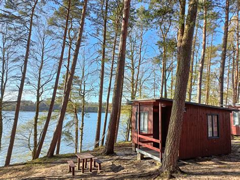 Domki kempingowe nad jeziorem