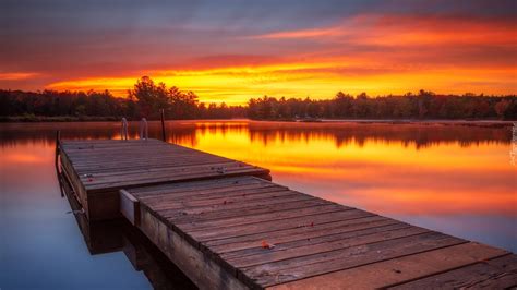 Malowniczy krajobraz nad jeziorem Rajgrodzkim