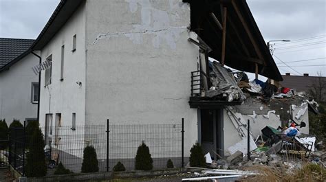 fotografia uszkodzonego domu po wybuchu gazu