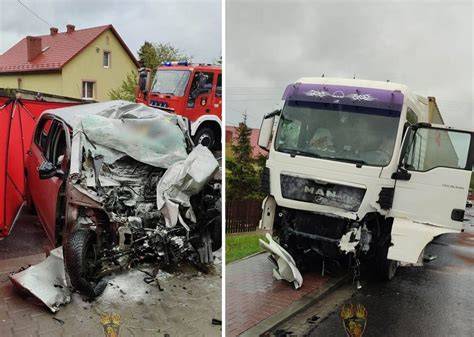 Zdjęcie samochodu osobowego po zderzeniu z barierami w rejonie Węzła Sośnica, z widocznym uszkodzeniem pojazdu i służbami drogowymi