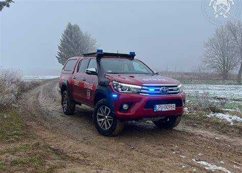 Zdjęcie samochodu terenowego Toyota Hilux przekazywanego OSP Kłobuczyn