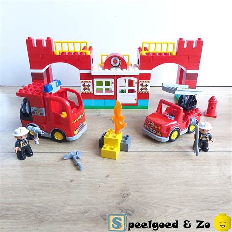 Wnętrze remizy strażackiej LEGO Duplo 10593 z pojazdami w garażach