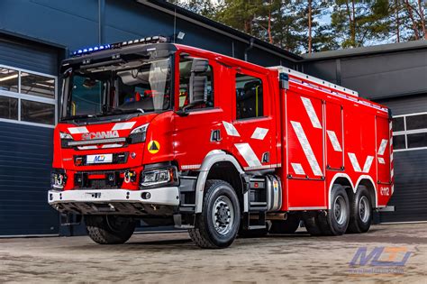 Zdjęcie nowych pojazdów i specjalistycznego sprzętu OSP Mikołajki (ciężki samochód gaśniczy, lekkie samochody, dron, ponton RIB)