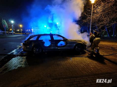 zdjęcie płonącego samochodu na parkingu