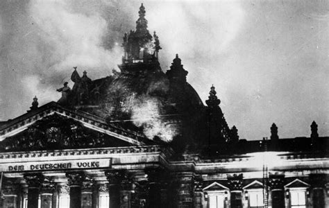 Płonący budynek Reichstagu w lutym 1933 roku
