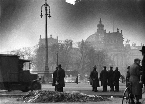 Budynek Reichstagu dzień po pożarze, 28 lutego 1933 r.
