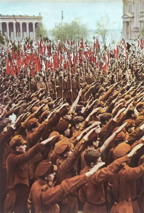 Członkowie Hitlerjugend na zgrupowaniu