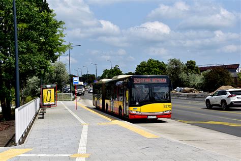 Zdjęcie autobusu miejskiego Warszawskiego Transportu Publicznego na ulicach Piaseczna