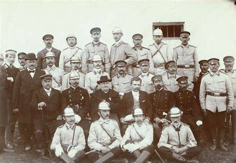 Archiwalne zdjęcie członków Ochotniczej Straży Ogniowej w Gwiździnach przy historycznej remizie
