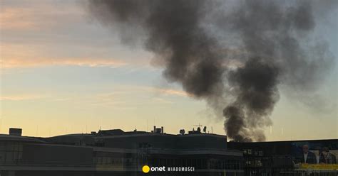 Zdjęcie dużej czarnej chmury dymu unoszącej się nad miastem Olkusz