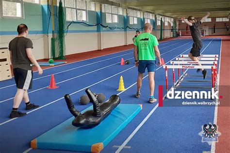 Zdjęcie przedstawiające test sprawnościowy - wejście na drabinę