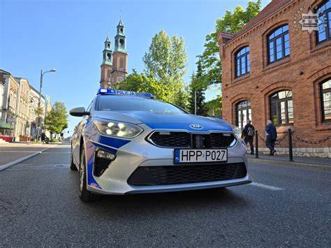 Zdjęcie spalonego radiowozu na parkingu komisariatu w Bielawie