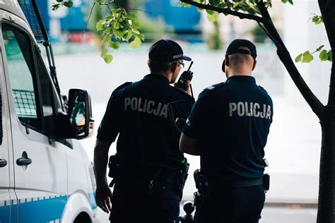 Dwoje ludzi kłóci się, odzwierciedlając symbolikę snu o konflikcie.