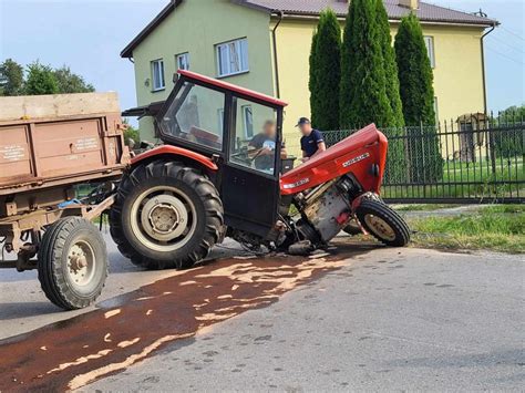 Zdjęcie z miejsca kolizji samochodu z ciągnikiem rolniczym w Rusku