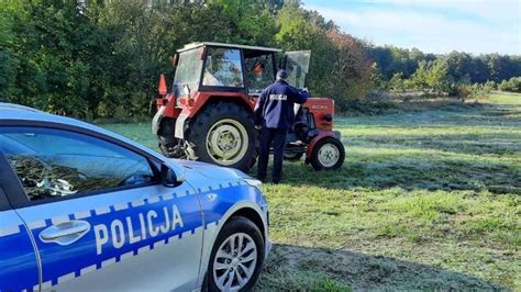 Zdjęcie służb oczyszczających jezdnię z odpadów poubojowych z ciągnika