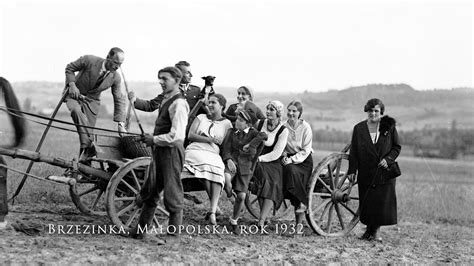 Zdjęcie przedstawiające archiwalne fotografie z życia kulturalnego wsi, związane z remizą.